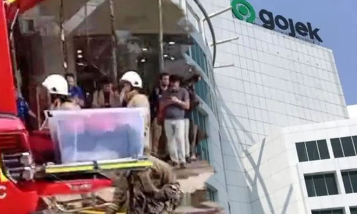 Kantor Gojek Terbakar. Foto Ist - Ngenelo.net