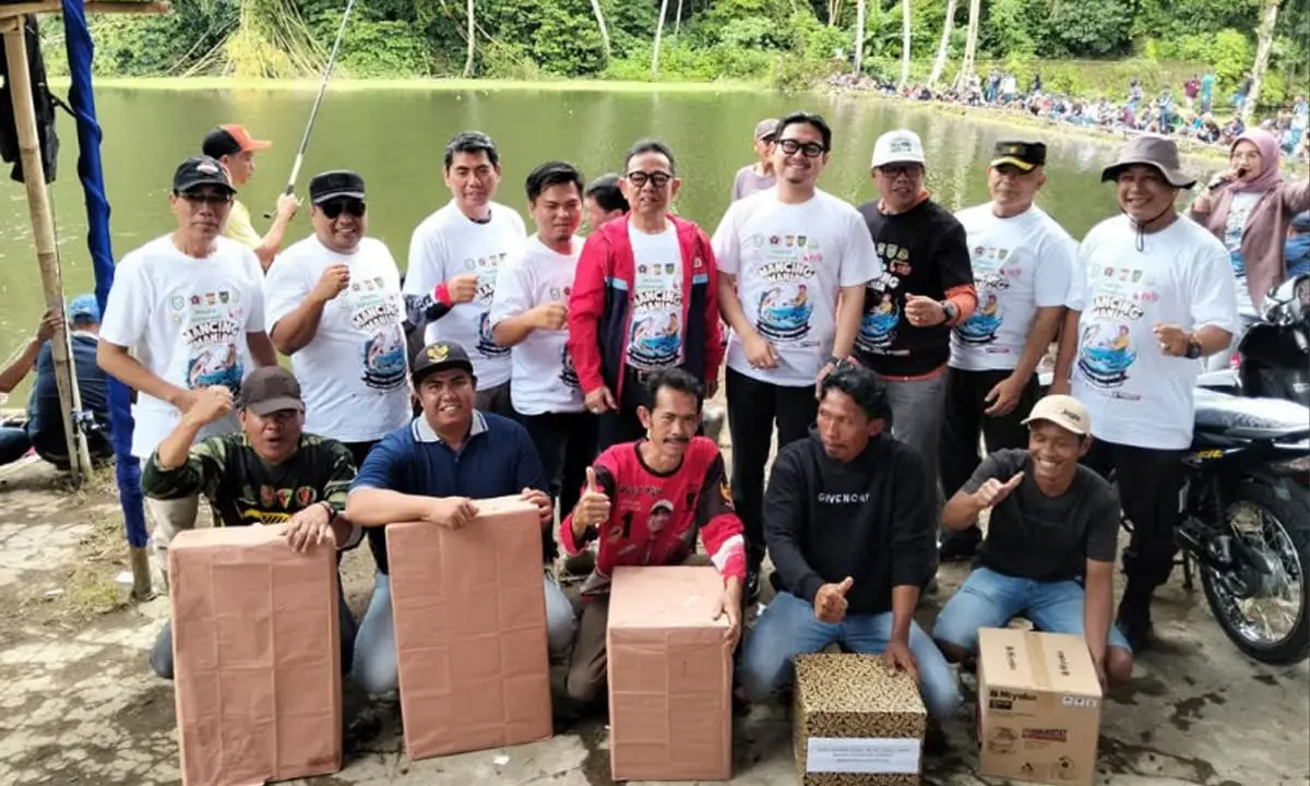 Bupati Hidayatullah Sjahid saat foto bersama dengan panitia dan para pemenang Lomba Mancing Mania - Ngenelo.net