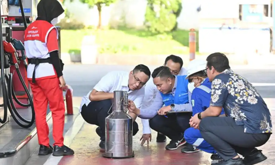 Direktur Pertamina Simon Mantiri melakukan sidak kualitas BBM di Jakarta dengan lembaga independen untuk pastikan kualitas sesuai standar Pertamina - Foto Pertamina - Ngenelo.net