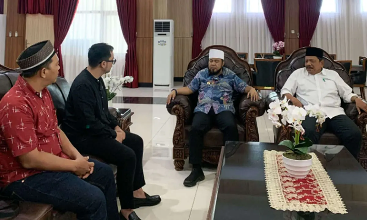 Gubernur Bengkulu, Helmi Hasan bersama Wakil Gubernur Bengkulu, Mian berdiskusi dengan pihak manajemen PO. Bus Putra Raflfesia terkait penambahan kuota mudik gratis Pemprov Bengkulu. Foto Media Center Pemprov Bengkulu – Ngenelo.net