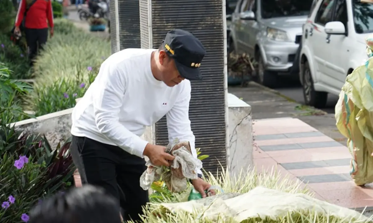 Bupati Kepahiang H. Zurdi Nata, S.Ip, pimpin aksi Jumat bersih para ASN Kabupaten Kepahiang di Taman Santoso.