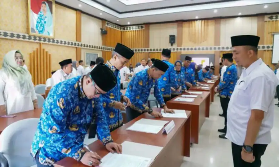 Pejabat Eselon III dan IV Pemprov Bengkulu tandatangani perjanjian kinerja sebagai pedoman peningkatan kinerja menuju good governance. Foto Pemprov Bengkulu - Ngenelo.net