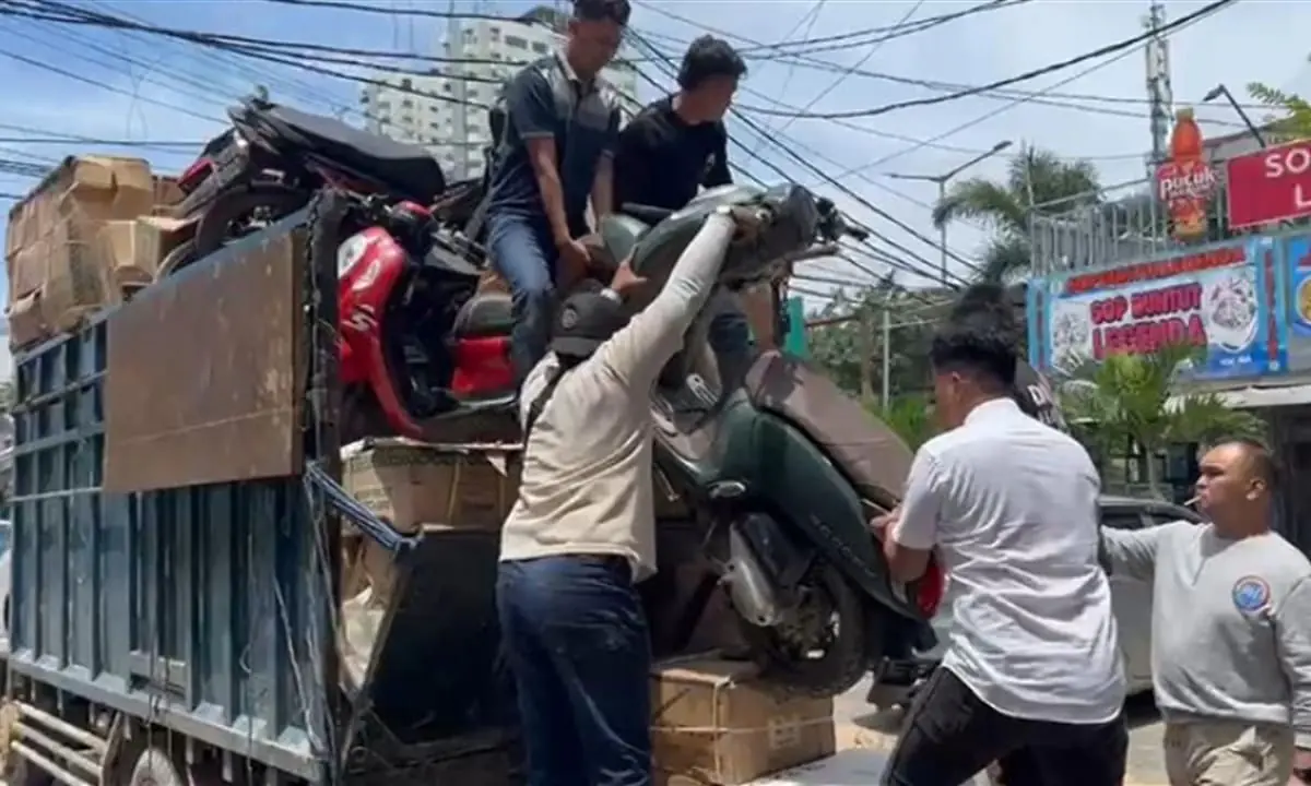 Polisi menggagalkan penyelundupan 13 motor hasil curian di Jakarta Barat yang akan dikirim ke Bengkulu. Foto: Istimewa – Ngenelo.net