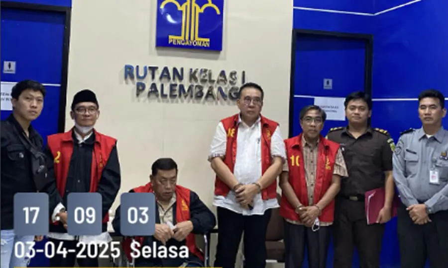 Ridwan Mukti bersama tersangka lainnya ditahan di Rutan Kelas 1 Palembang terkait dugaan kasus korupsi izin kebun sawit di Musi Rawas. Foto Ist - Ngenelo.net