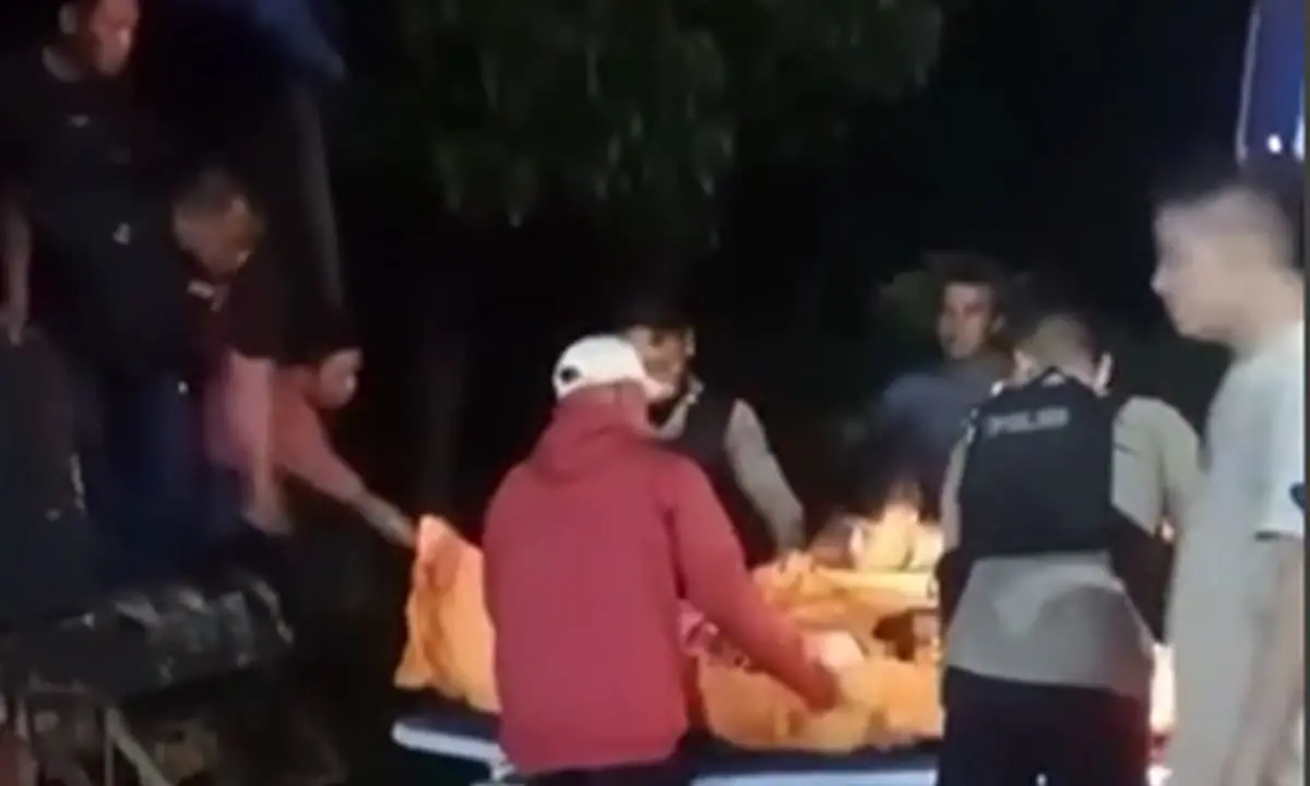 Proses Evakuasi 3 Anggota Polisi yang tewas dalam operasi penggerebekan Judi Sabung Ayam di Lampung.