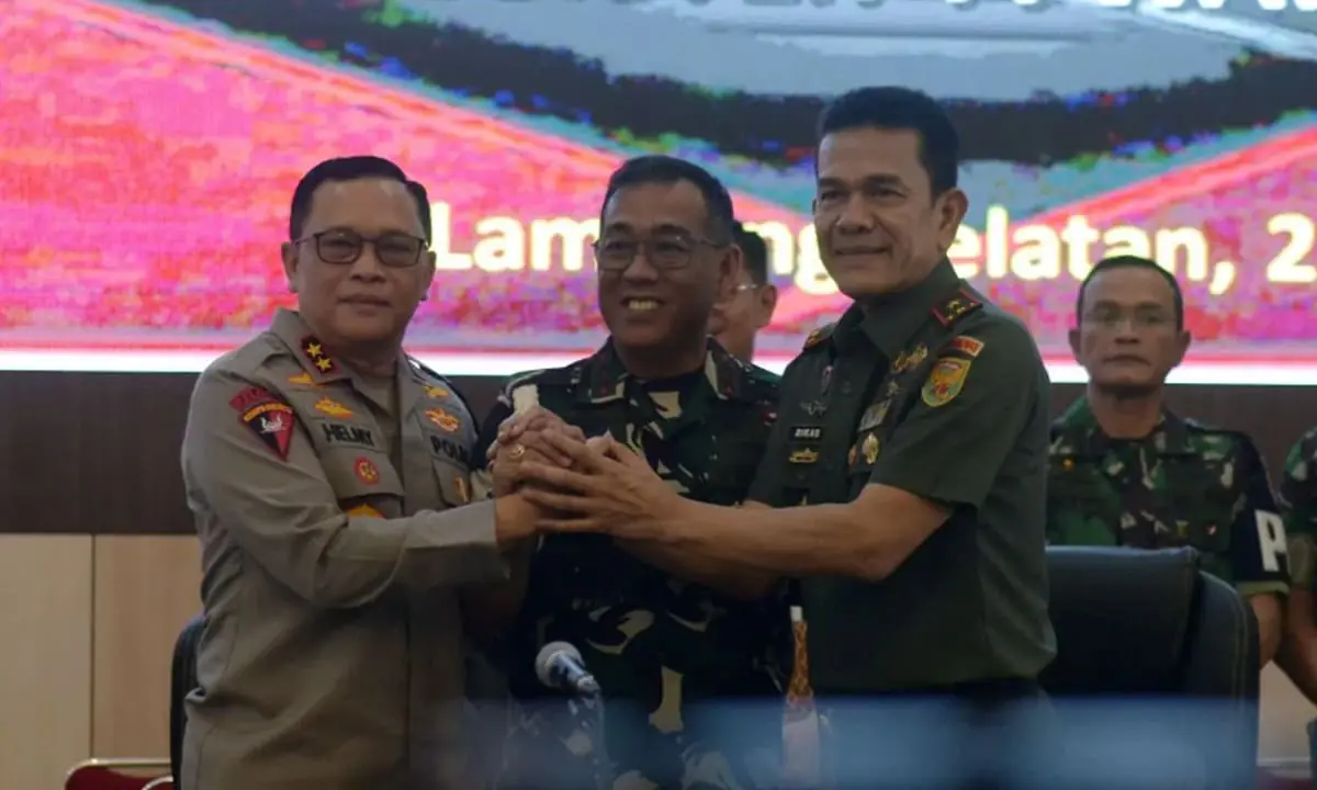 Kapolda Lampung, Irjen Helmy Santika dan Danpuspomad Mayjen TNI Eka Wijaya Permana saat konferensi pers. Tiga Tersangka Ditetapkan, Termasuk Dua Anggota TNI dan Satu Polisi, dalam Kasus Penembakan dalam Penggerebekan Judi Sabung Ayam di Lampung. Foto: Antara
