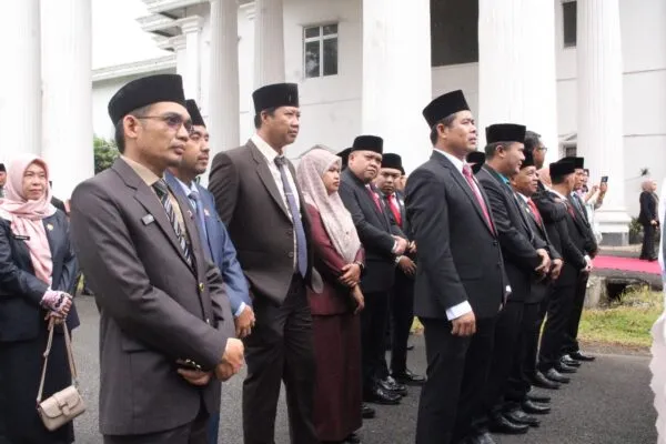 Anggota DPRD dan Sekretaris DPRD sambut kedatangan bupati sebelum dilaksanakan paripurna