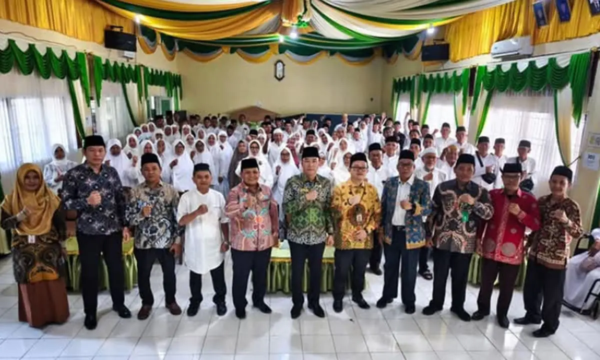 Bupati Kepahiang, H. Zurdi Nata, S.IP foto bersama saat menghadiri kegiatan manasik haji Kabupaten Kepahiang 2025.