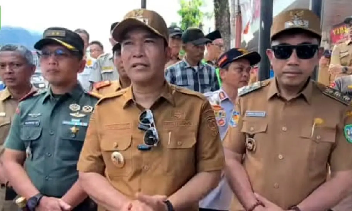 Bupati Kepahiang, H. Zurdi Nata, S.Ip., di dampingi Wakil Bupati Ir. Abdul Hafizh, M.Si, serta Forkopimda usai bersosialisasi Penertiban PKL Kepahiang.