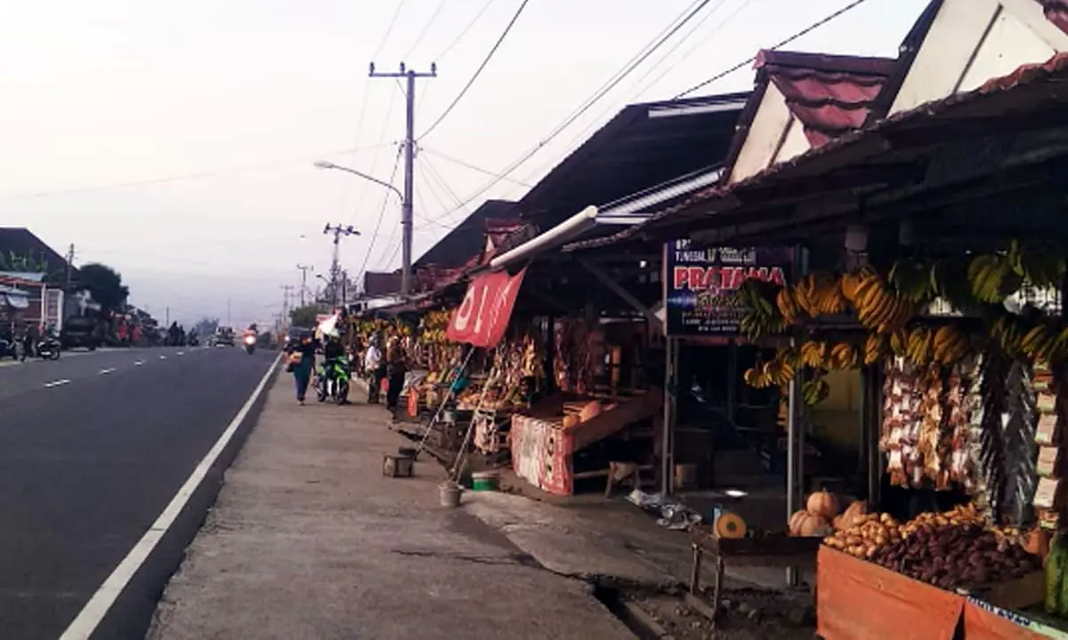 Dulu, Desa Tebat Monok hanya di kenal sebagai tempat penjualan buah-buahan, namun saat ini telah dikenalluas sebagai pusat oleh-oleh di kabupaten Kepahiang.