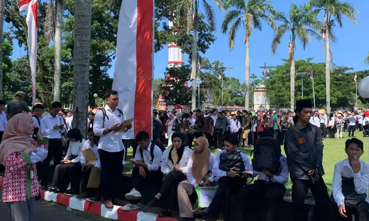 Jobs Fair Merah Putih 2025 mendapat Kritikan dari Pencari Kerja. Tampak Para Pencaker antre memasuki arena Jobs Fair 2025 di kantor gubernur Bengkulu.