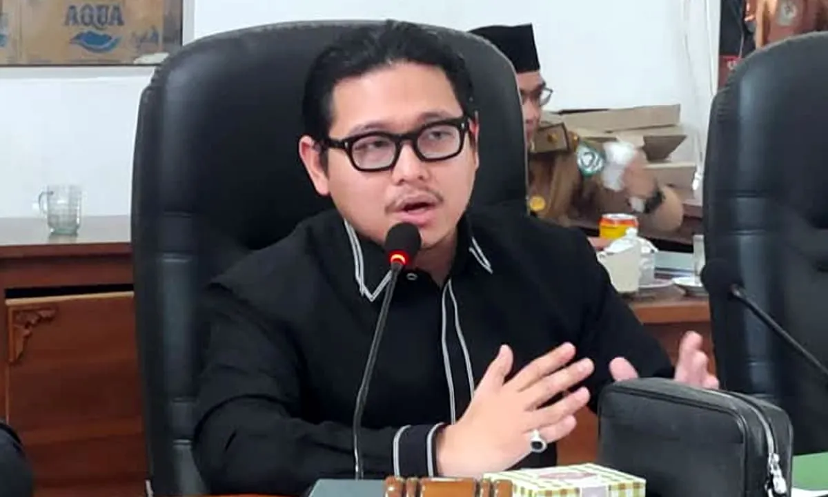 Ketua DPRD Kabupaten Kepahiang, Gregory Dayefiandro, S.E., M.Sc. memimpin Rapat Dengar Pendapat bersama Puluhan PKL di sekitar Terminal Pasar Kepahiang di Ruang Banggar, Selasa 15 April 2025