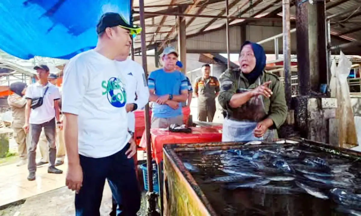 Pascapenertiban, Bupati H. Zurdi Nata, S.IP, di dampingi Wakil Bupati Ir. Abdul Hafizh, M.Si, turun langsung meninjau PKL di Pasar Kepahiang pada Jumat 11 April 2025.