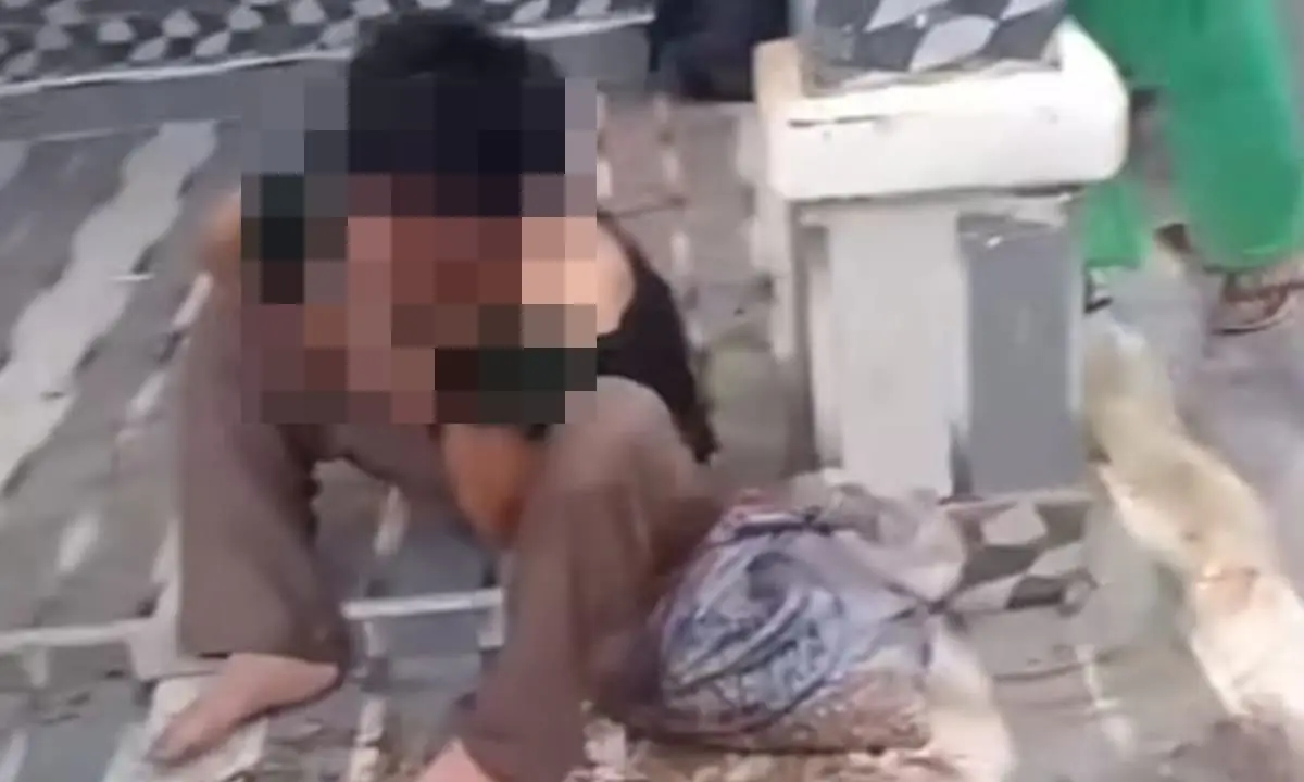 Video Viral, diduga pelaku maling kopi, Ma saat di amankan warga. tampak karung berisi bji kopi.