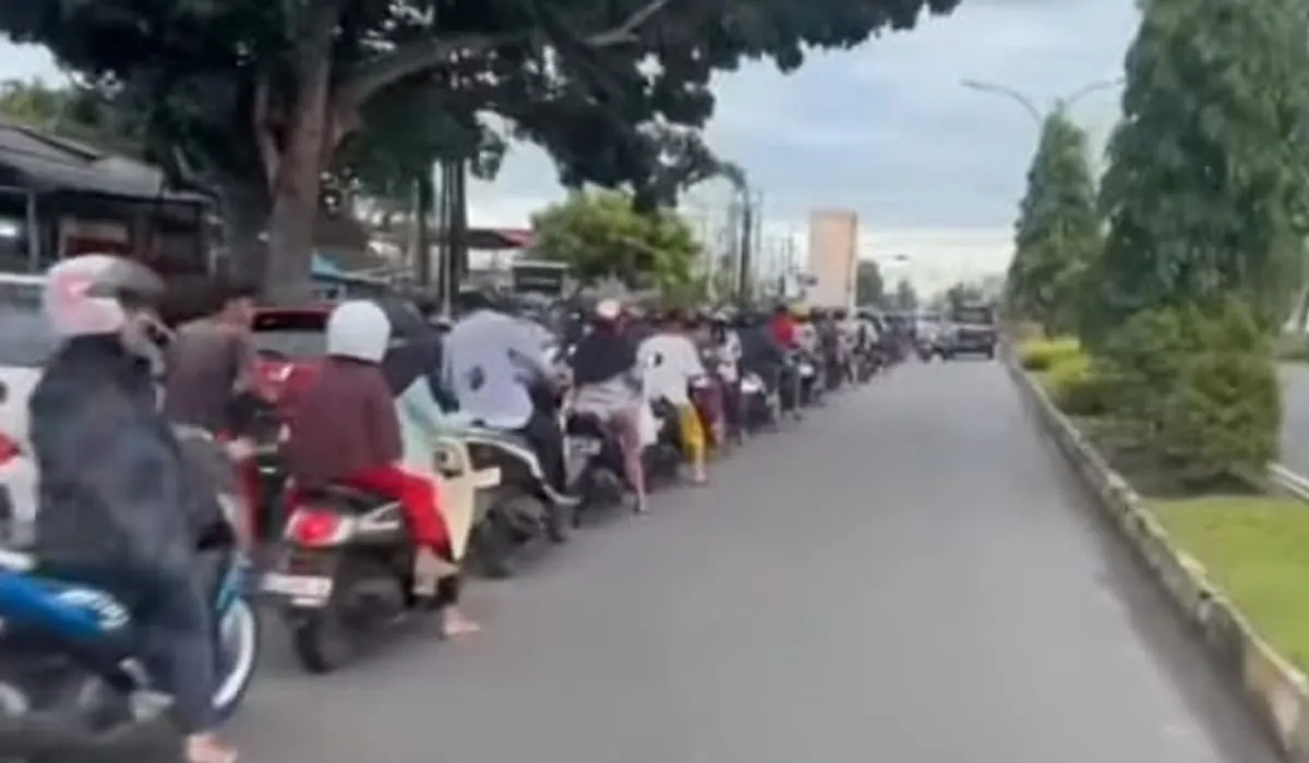 BBM Langka di Bengkulu, antrean panjang masih terlihat di SPBU pada selasa 27 Mei 2025.