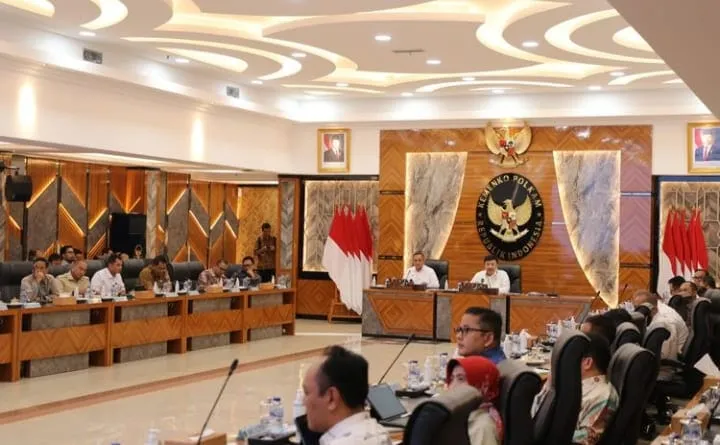 Menko Polkam Budi Gunawan saat memimpin rapat koordinasi pembentukan Satgas Terpadu Operasi Penanganan Premanisme dan Organisasi Kemasyarakatan (Ormas) yang meresahkan, Selasa 6 Mei 2025. Foto: Dokumentasi Humas Kemenko Polkam.