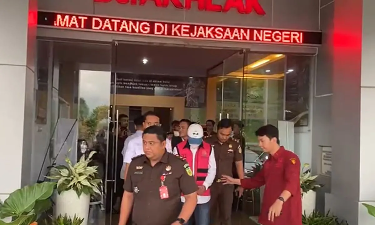 Penyidik Kejari Kabupaten Kepahiang menetapkan eks Sekwan dan mantan bendahara Sekretariat DPRD Kepahiang sebagai tersangka, Rabu 7 Mei 2025. Foto: Ngenelo.net-