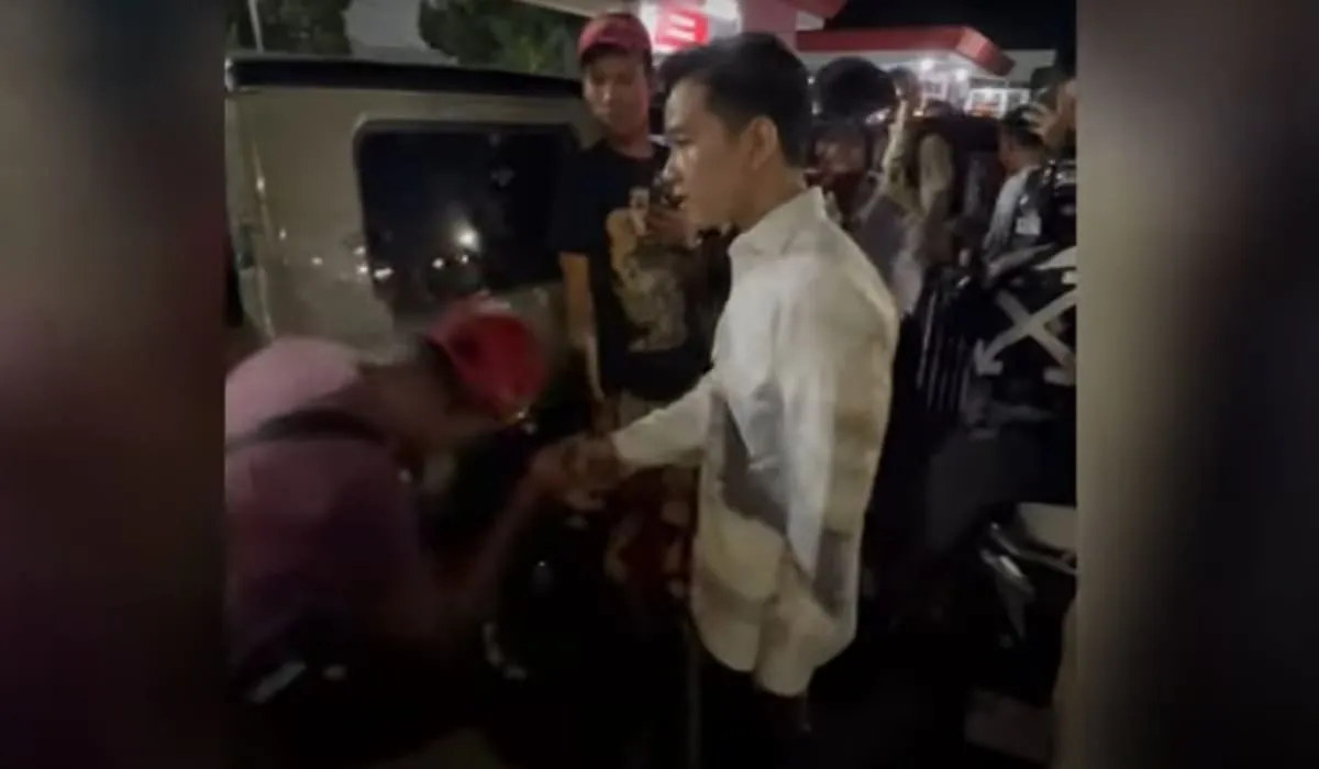 Wakil Presiden Republik Indonesia, Gibran Rakabuming Raka cek SPBU di Kota Bengkulu pada Selasa malam, 27 Mei 2025. Wapres berdialog dengan warga dan memita maaf untuk kondisi yang terjadi.