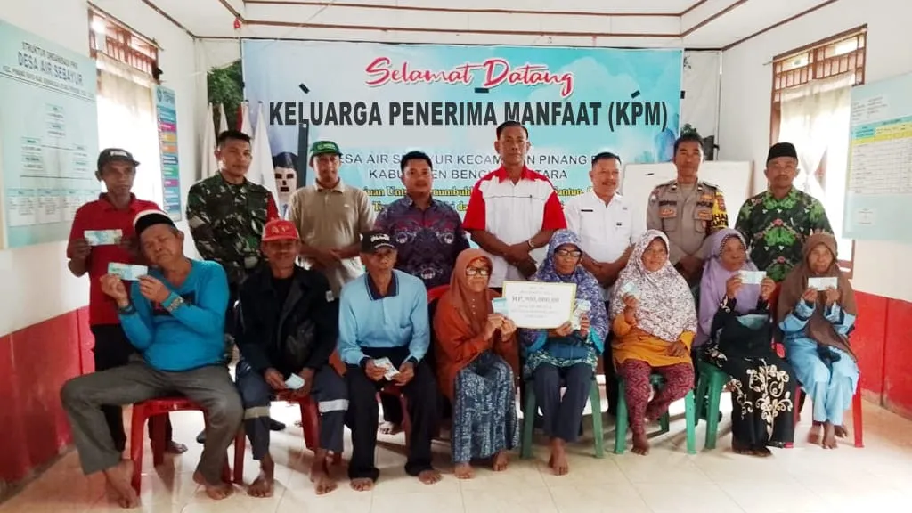 BLT Lima Bulan untuk 20 KPM Desa Sebayur Disalurkan, Disaksikan Babinsa dan Babinkamtibmas.