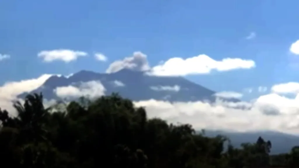 Gunung Raung erupsi terus-menerus sejak 5 Juni 2025.