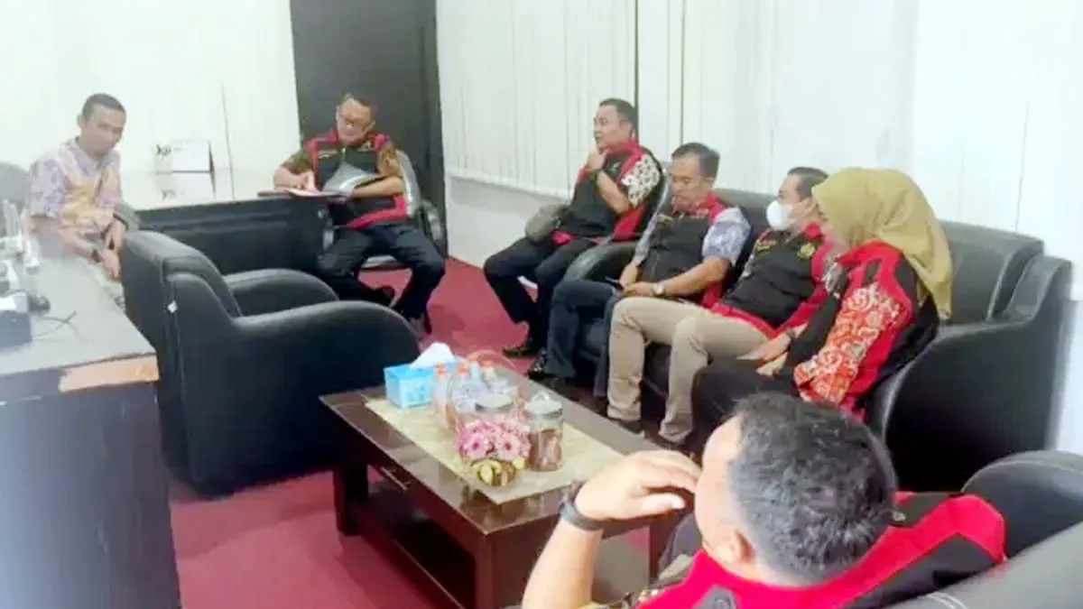 Kejaksaan Tinggi (Kejati) Bengkulu melakukan penggeledahan di Kantor Pos Bengkulu, Jumat 20 Juni 2025.