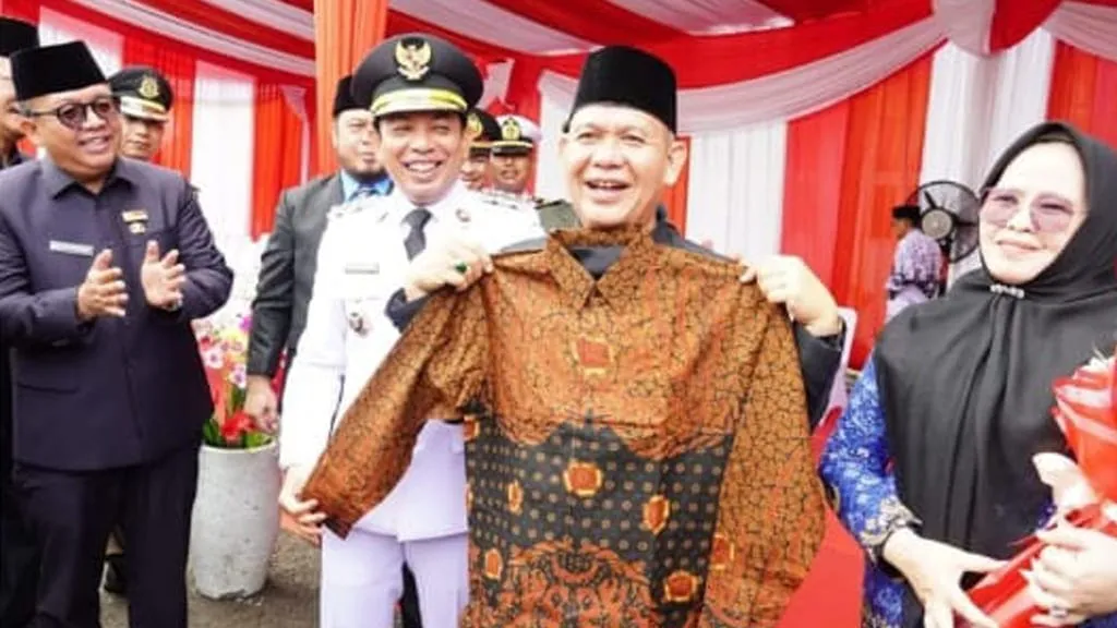 Kepala Dinas Tenaga Kerja Kota Bengkulu, Firman Romzi memasuki masa purna tugas dan menerima batik besurek bermotif bunga rafflesia kain khas Bengkulu khusus bagi para pensiunan Pemkot Bengkulu.
