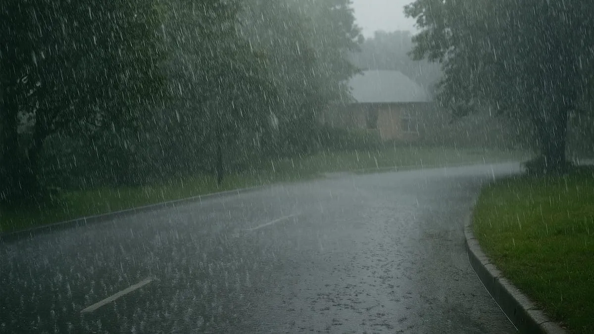 Meskiun telah memasuki musim kemarau, namun hujan lebat mengintai wilayah RI. Foto- Ngenelo.net