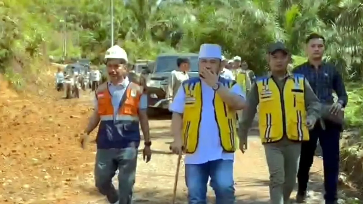 Pembangunan Jalan Bengkulu Tengah dimulai, Gubernur Bengkulu, H. Helmi Hasan, SE turun langsung ke lokasi titik nol proyek.