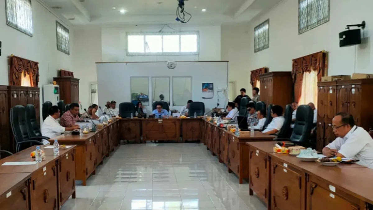 Banggar DPRD Kepahiang bersama TAPD lanjutkan pembahasan Raperda APBD 2025, fokus utama pada rasionalisasi program prioritas untuk menekan defisit anggaran hingga nol. Foto: Humas DPRD