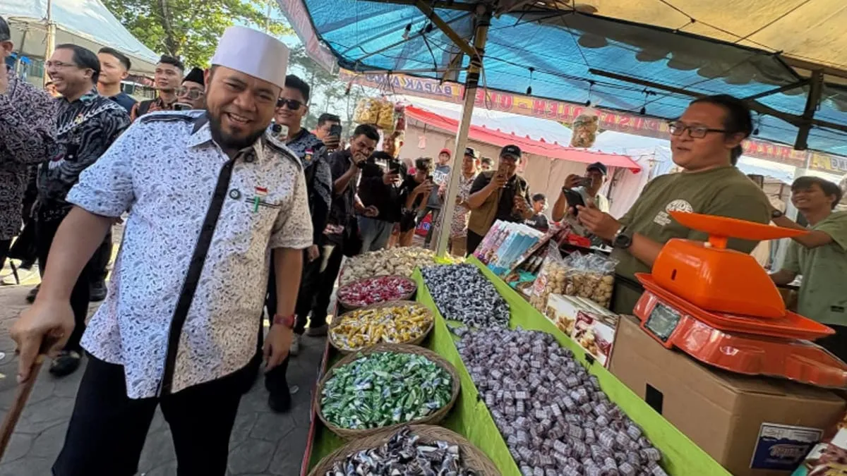 Gubernur Bengkulu, H. Helmi Hasan, SE saat mengunjungi stand pedagang dodol di festival tabut 2025.