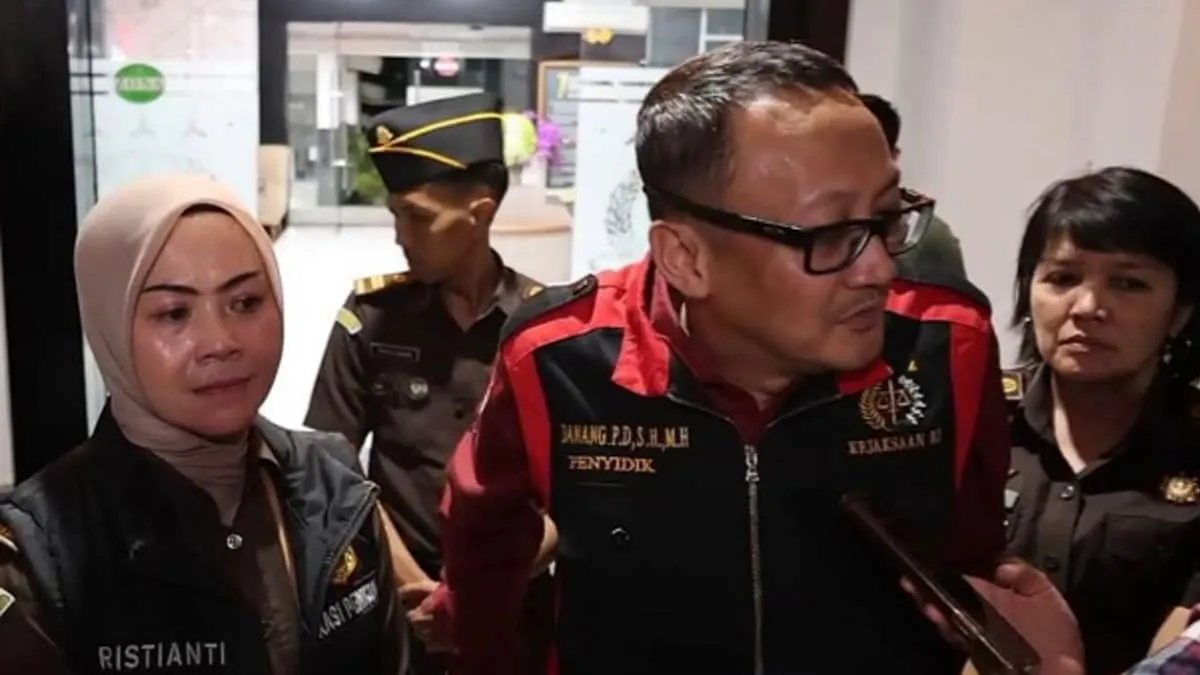 Kasi Penyidikan Kejati Bengkulu, Danang Prasetyo, saat menjelaskan peran masing-masing dari 5 bos tambang yang ditahan dalam dugaan perbuatan melawan hukum. Foto: Dok Kejati Bengkulu - Ngenelo.net