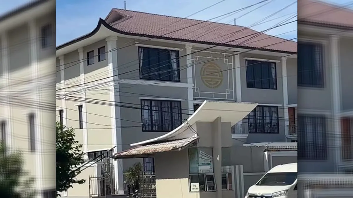 Kejaksaan Tinggi (Kejati) Bengkulu geledah rumah Bebby Hussy di Jalan Sadang, Kelurahan Lingkar Barat, Kota Bengkulu.