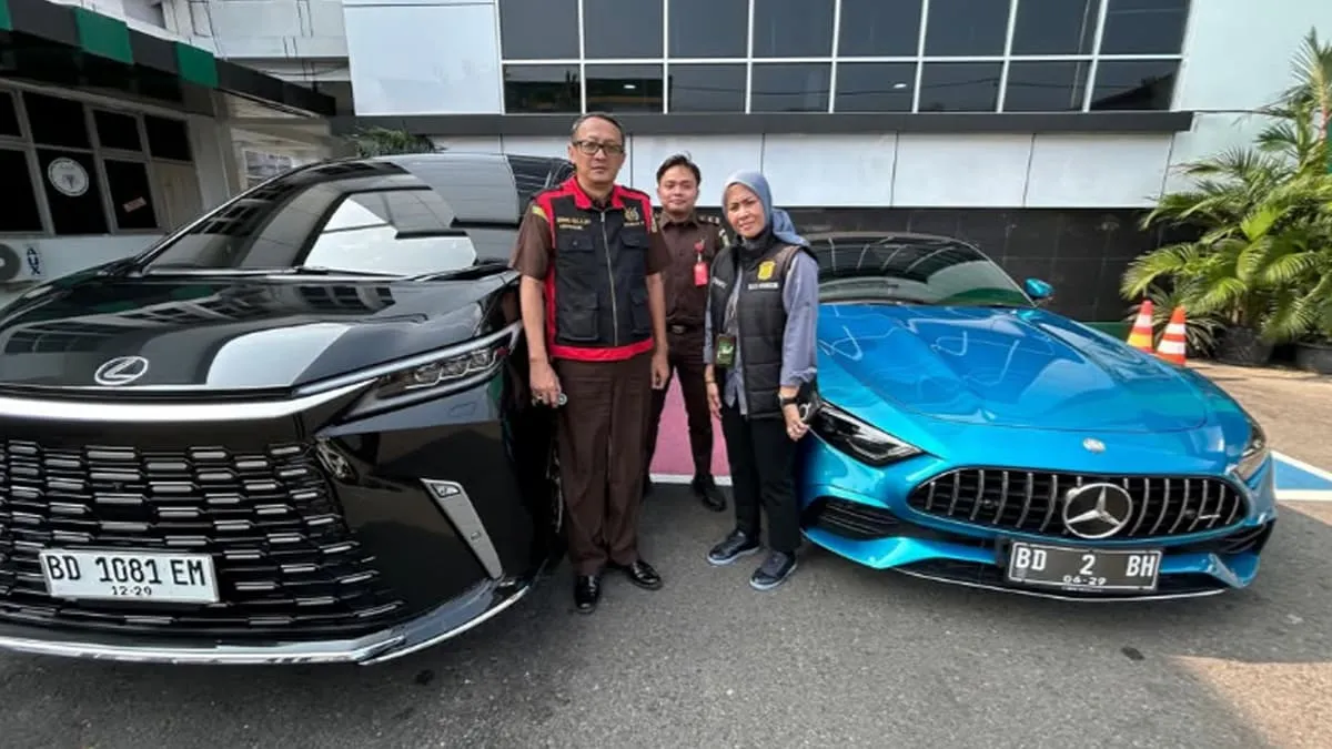Kejati Bengkulu sita aset Bebby Hussy, salah satunya 2 mobil mewah Lexus LM 350 dan Mercedes-Benz AMG 430 SL.
