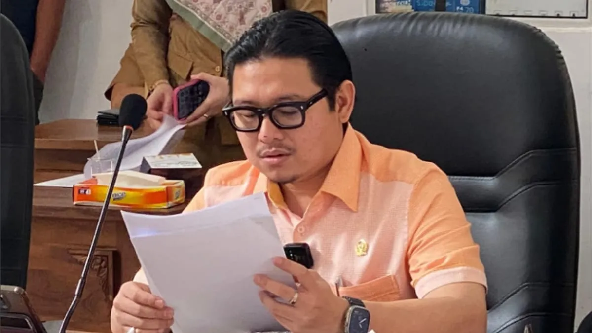 Ketua DPRD, Gregory Dayefiandro, S.E., M.Sc memimpin rapat gabungan finalisasi RPJMD 2025–2030.