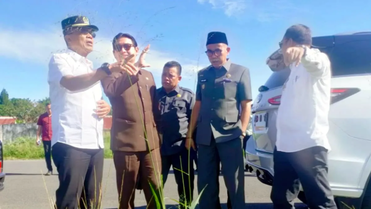 Ketua DPRD Kabupaten Kepahiang, Gregory Dayefiandro, S.E., M.Sc., saat mendampingi Ketua DPRD Provinsi Bengkulu, Drs. H. Sumardi, M.M., survei lokasi pembangunan Sport Center Kabupaten Kepahiang.
