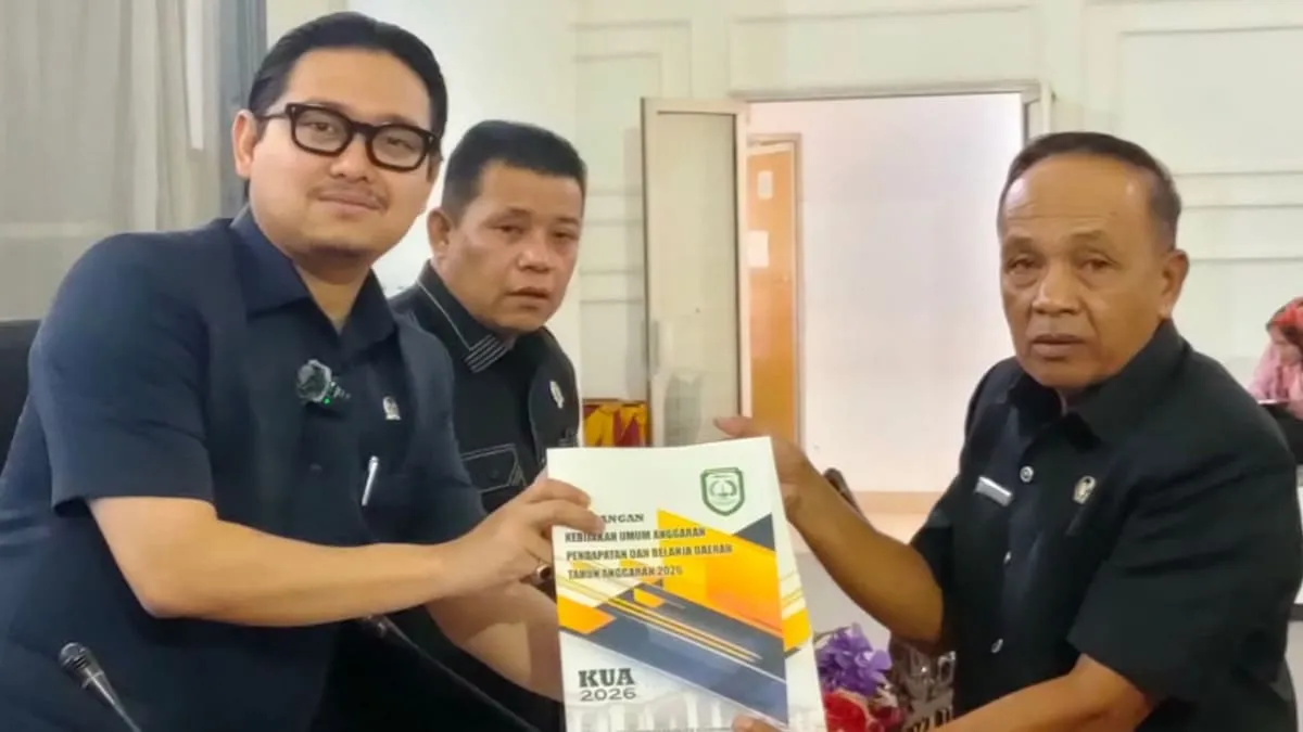 Ketua DPRD Kepahiang, Gregory Dayefiandro, S.E., M.Sc menyerahan dokumen KUA-PPAS kepada perwakilan Banggar DPRD, Anudin, S.Sos dalam Rapat Gabungan Komisi.