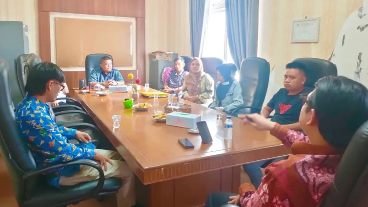 Ketua DPRD Kepahiang, Gregory Dayefiandro, S.E., M.Sc., bersama Ketua Komisi I DPRD, Andrian Defandra, S.E., M.Si., serta anggota Komisi I, Fahri Zioloveza rapat dengar pendapat bersama Honorer R3.