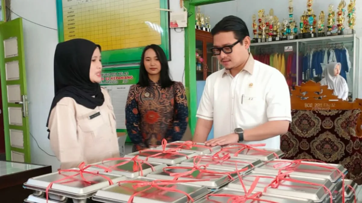 Ketua DPRD Kepahiang, Gregory Dayefiandro saat menghadiri launching program makan bergizi gratis di SD Komplek. Foto: Humas DPRD