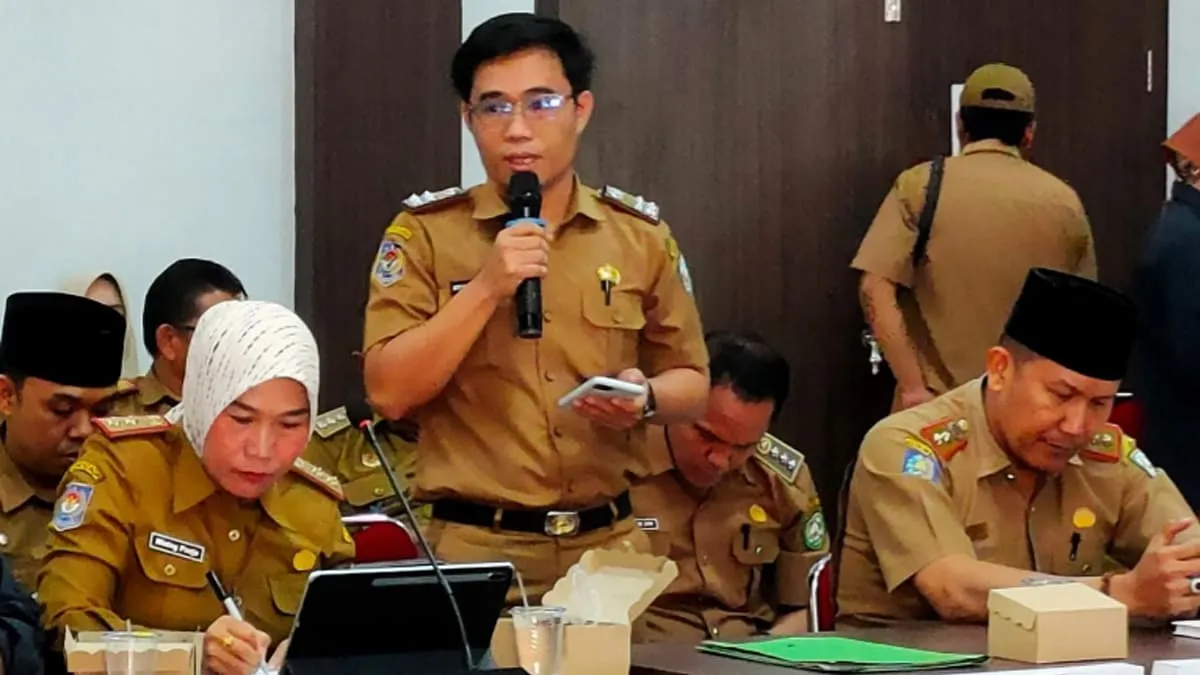 Plt. Sekretaris DPRD Kepahiang, Ayub David Pranoto saat menghadiri evaluasi kinerja OPD dan 100 hari kerja Pemkab Kepahiang. Foto: Humas DPRD