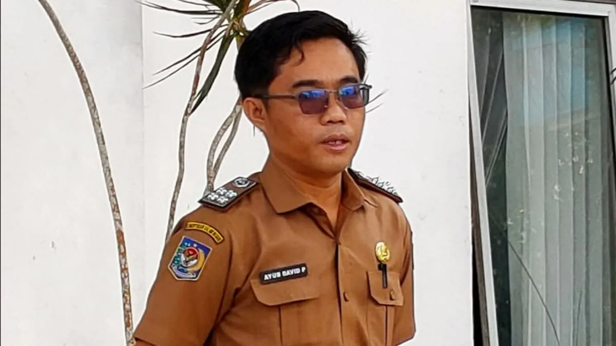 Plt. Sekwan Kepahiang, Ayub David Pranoto, S.I.P., M.A.P., saat memimpin apel pagi di halaman Sekretariat DPRD.