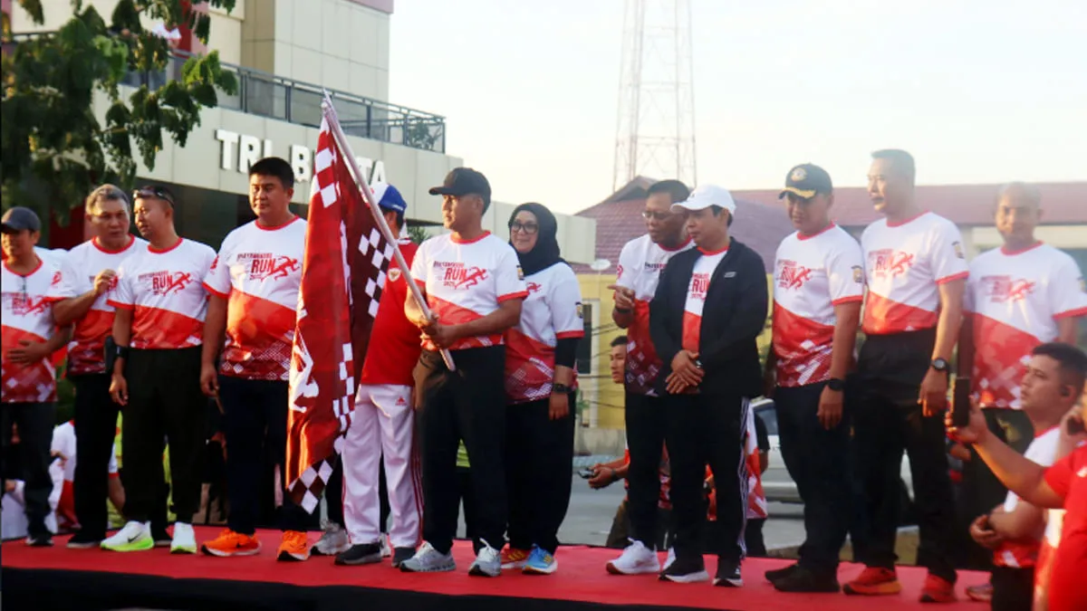 Polda Bengkulu sukses gelar Bhayangkara Bengkulu Run 2025. Kapolda Bengkulu, Irjen Pol Mardiyono S.I.K ., M.Si., saat melakukan pelepasan peserta lomba. Foto: Dok-Tribrata