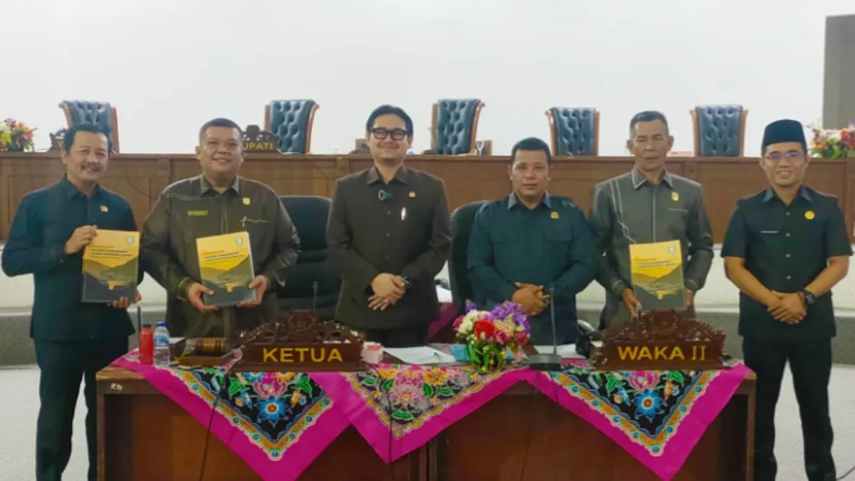Raperda RPJMD 2025-2030 diserahkan ke komisi-komisi DPRD.