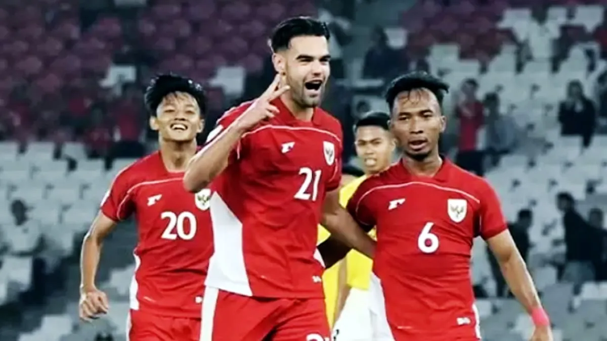 Skor Indonesia vs Brunei menang telak 8-0 pada pertandingan perdana Piala AFF 2025. Jens Raven menjadi bintang utama dengan mencetak enam gol.