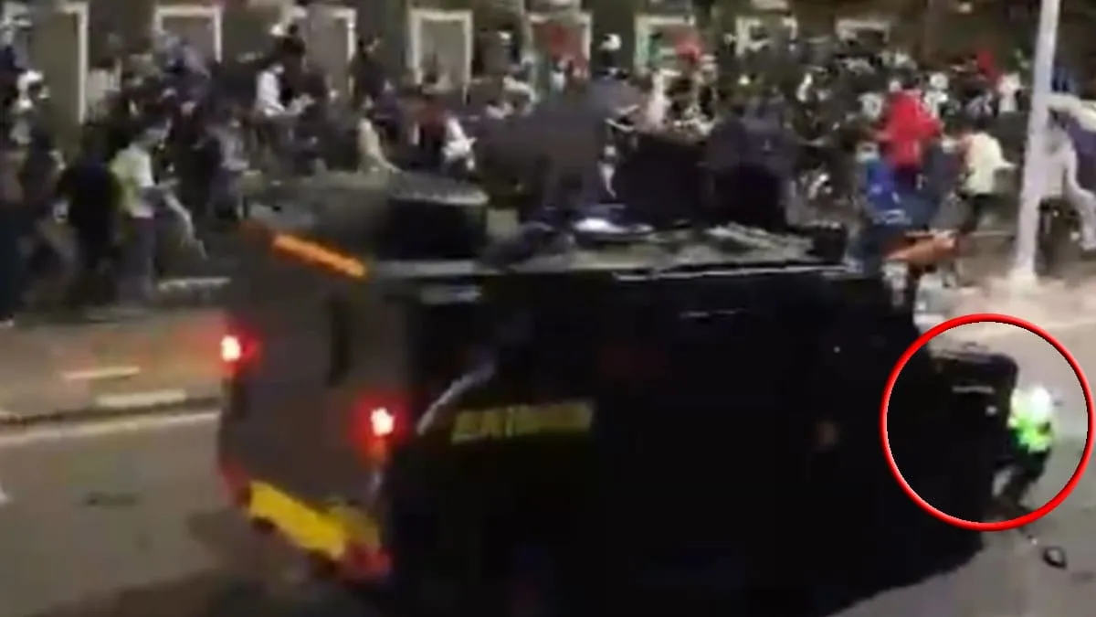 Beredar video amatir seorang pegemudi ojol tewas di tabrak mobil taktis Baracuda milik Brimob ditengah aksi demonstrasi. Foto: Tangkapan Layar - Ngenelo.net