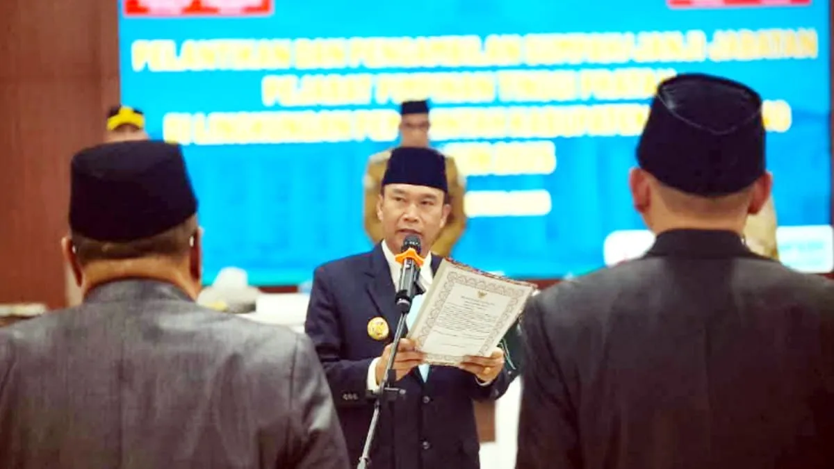 Bupati Kepahiang melantik 5 pejabat baru.