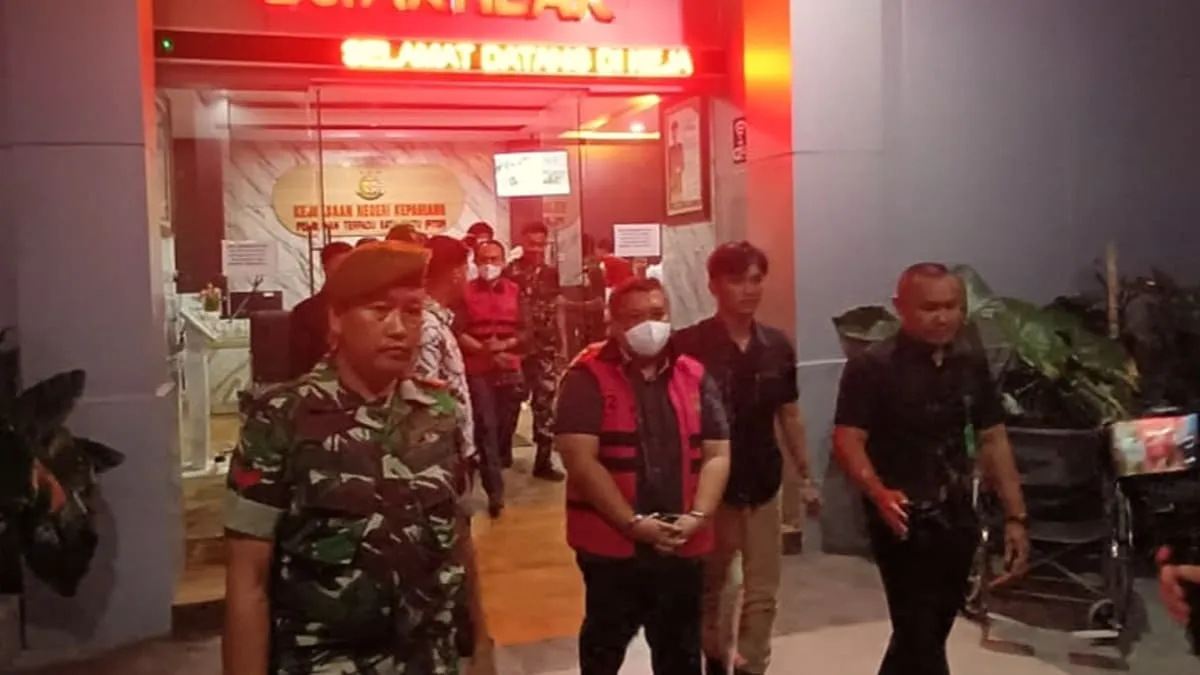 Dua Mantan Pimpinan DPRD Kepahiang, Ketua Windra Purnawan SP dan Wakil Ketua I Adrian Defandra SE MSi saat digiring ke mobil tahanan.