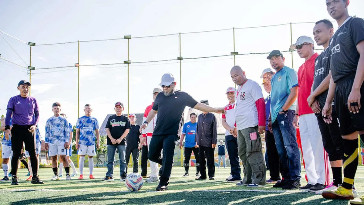 Gubernur Helmi Hasan saat melakukan tendangan pertama, tanda dimulainya Turnamen Mini Soccer Piala Gubernur dalam rangka HUT RI ke-80.