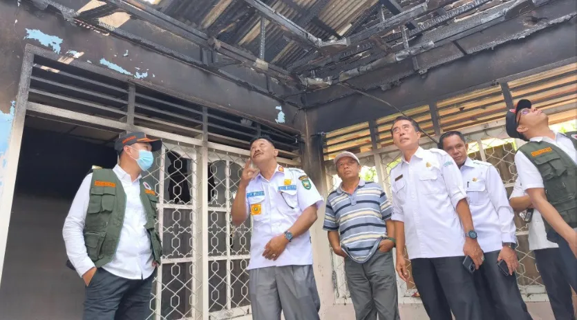 Dinsos Dampingi Bupati Serahkan Bantuan Korban Puting Beliung