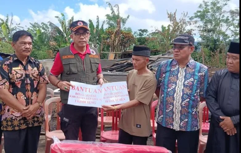 Dinsos Dampingi Wabup Kepahiang Serah Bantuan Kepada Korban Kebakaran Talang Tige