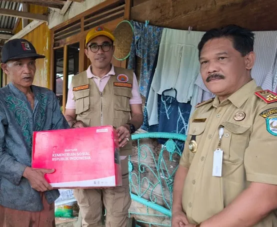 Dinsos Dampingi Wabup Kepahiang Serah Bantuan Korban Longsor